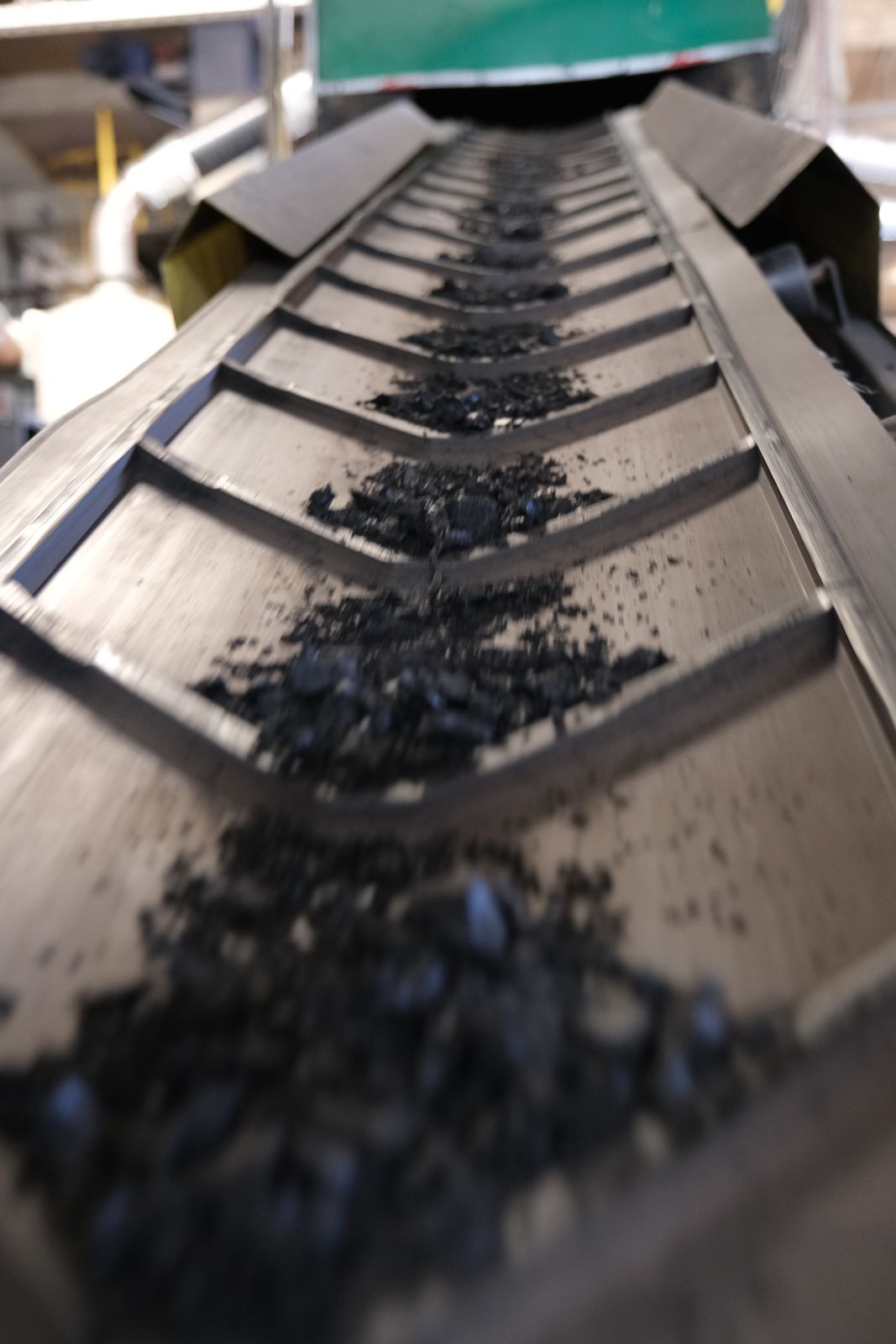 Üretim bandında EPDM granül